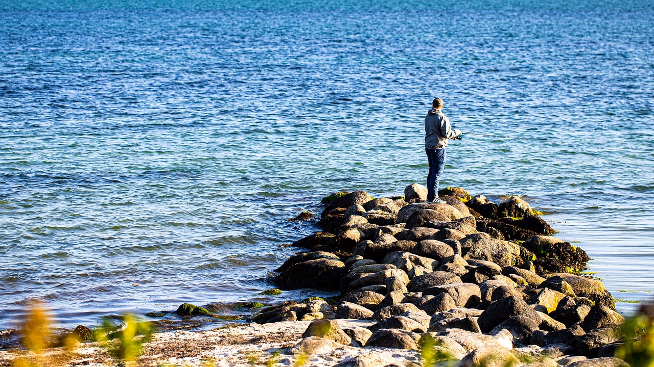 Angler beim Fischen an einem Ostseepier