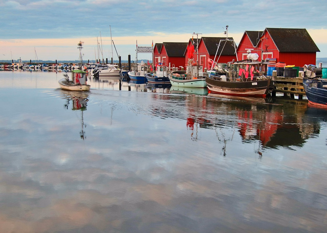Fischereihafen und Boote an der polnischen Ostsee