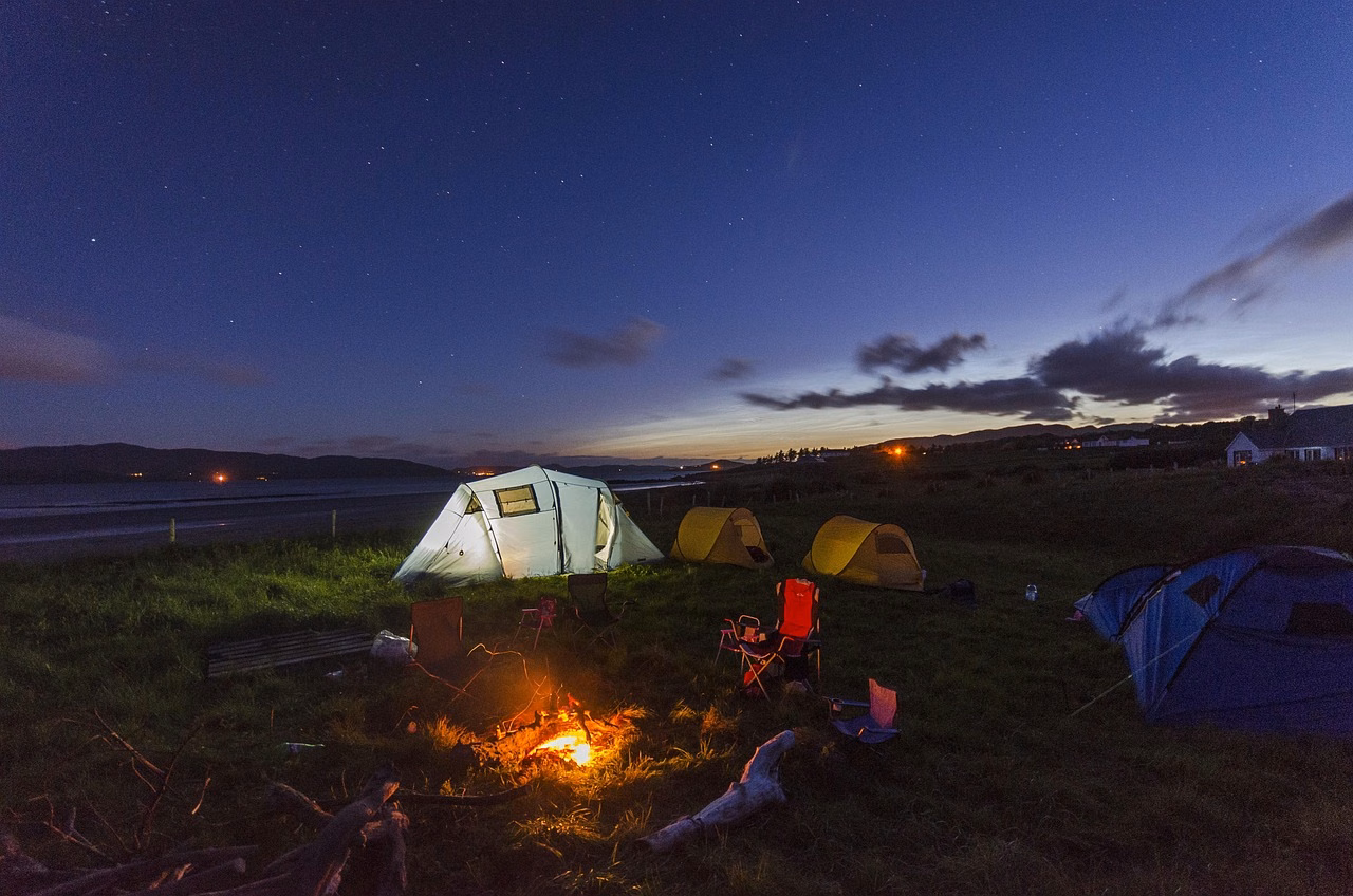 Zelt beim Camping an der Ostsee im Sommer