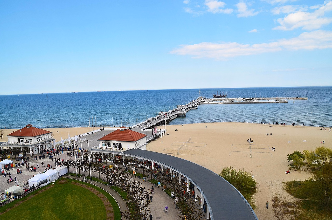 Seebrücke und Strand an der polnischen Ostsee