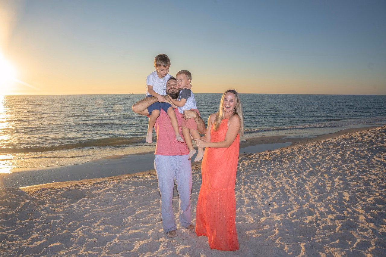 Familie am Strand beim Sonnenuntergang