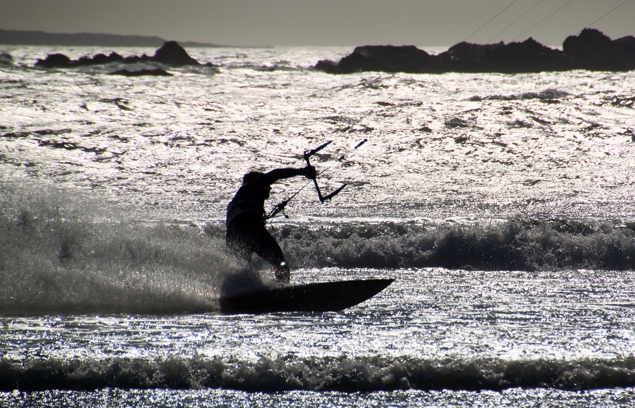 Kitesurfen auf dem Meer beim Wassersport im Sommer