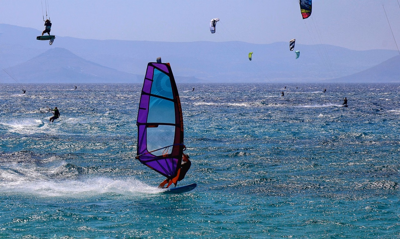Windsurfen auf dem Meer beim Wassersport