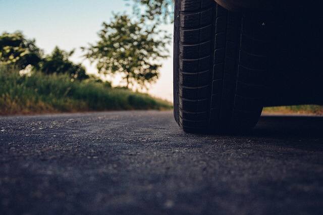 Nasse Autobahn mit Wegweisern – Anreise nach Polen