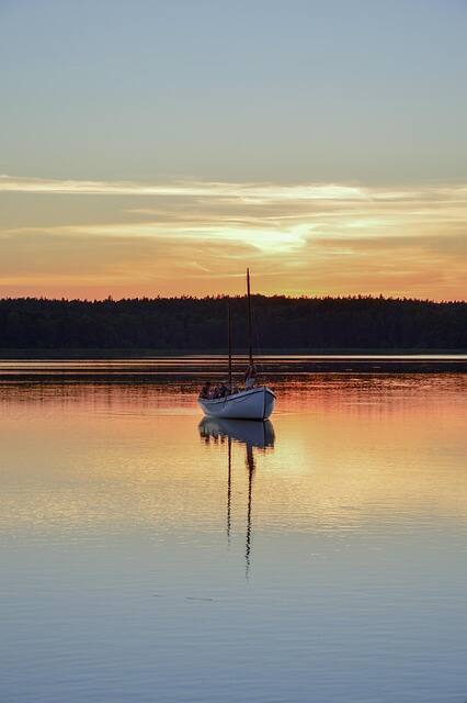 Boot am Naturufer – Tagesausflug von Stettin