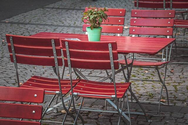 Outdoor-Restaurant in Stettin – Terrasse mit Gästen