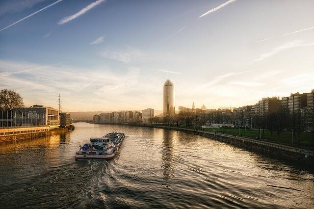 Stadtsilhouette von Stettin mit markanten Türmen beim Sonnenuntergang