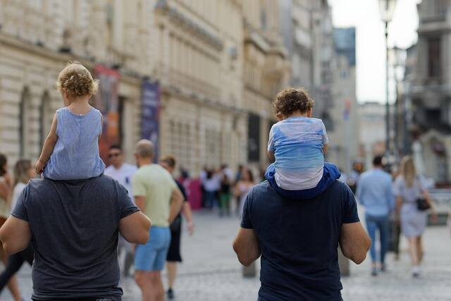 Familie beim Spaziergang auf der Promenade in Stettin